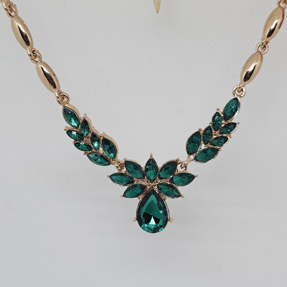Betsy Johnson Green Rhinestone Floral Necklace 14"